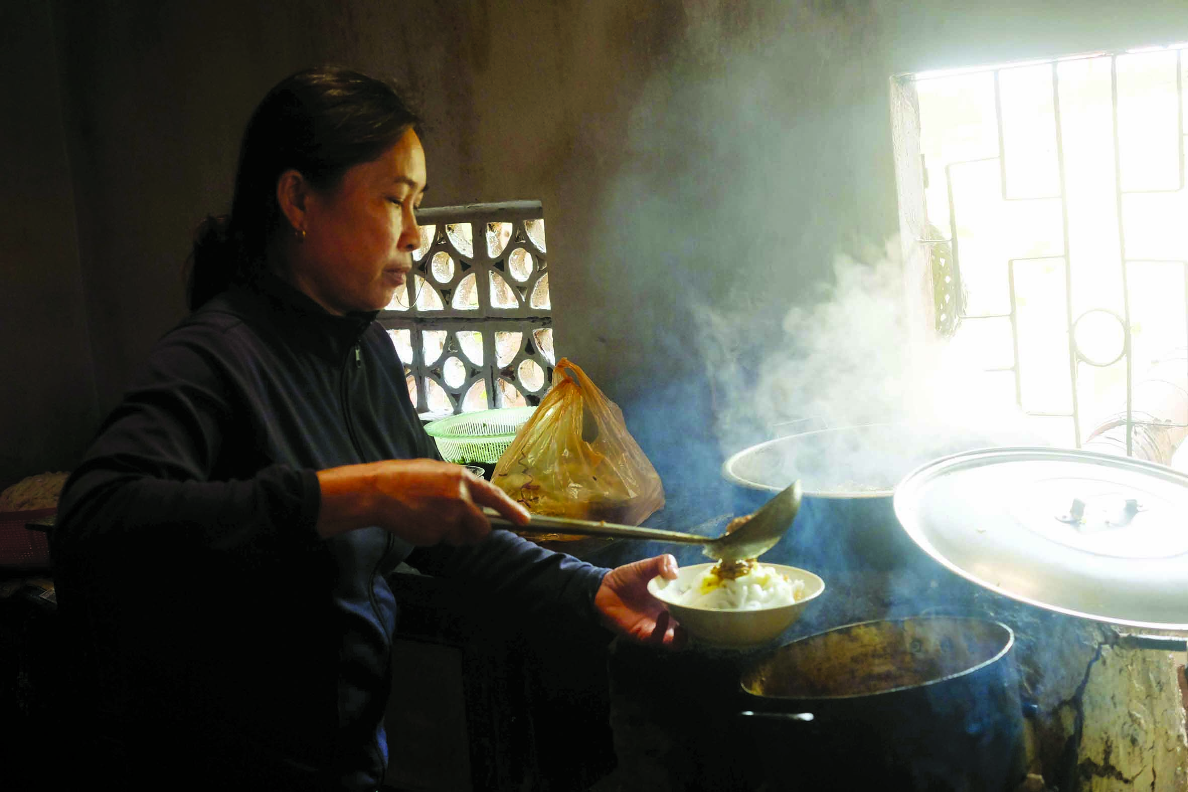 Bà Hương chan nhưn mì cho khách