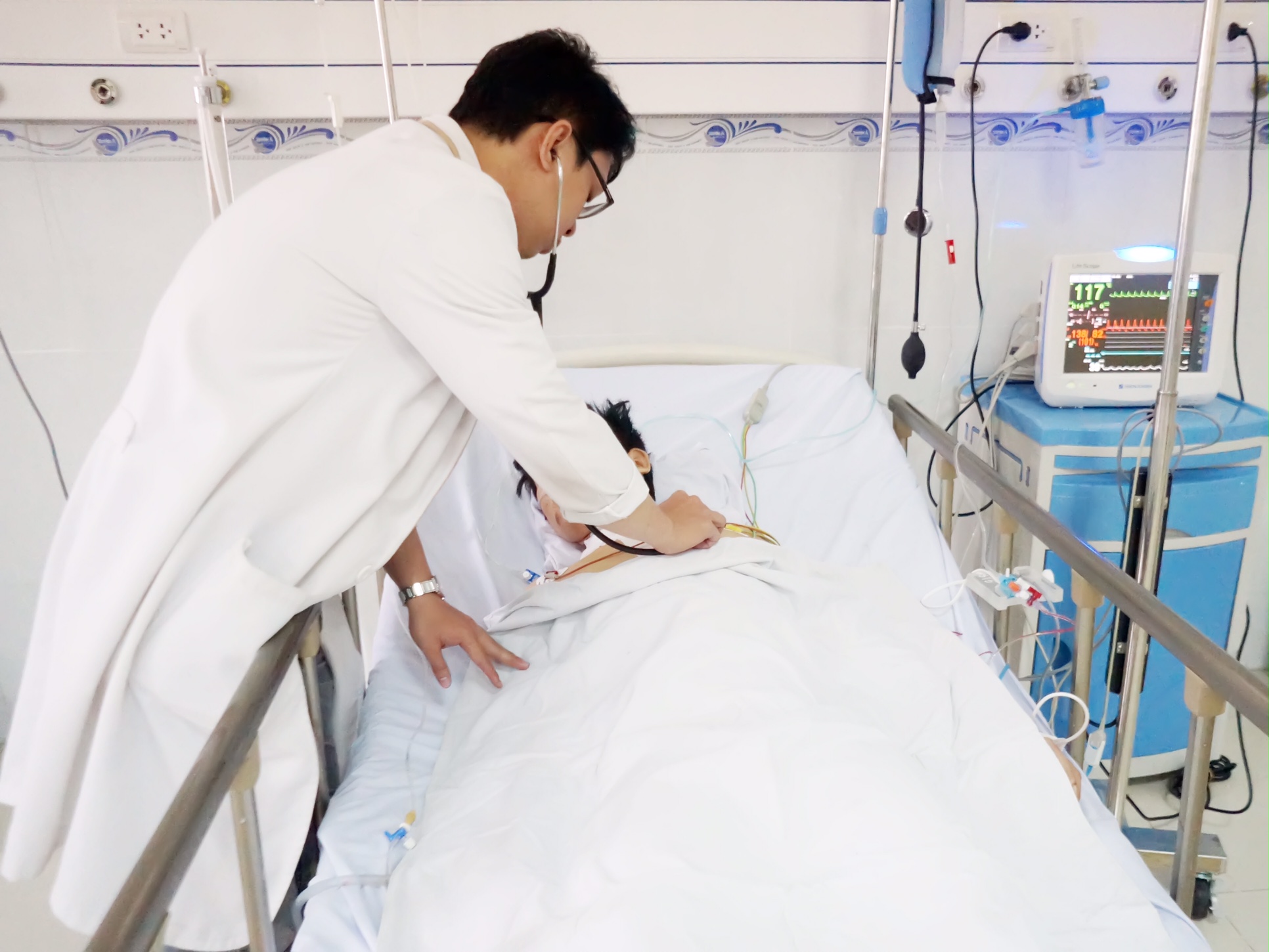 Cứu sống thanh niên bị đâm thủng tim, phổi - Ảnh 1.