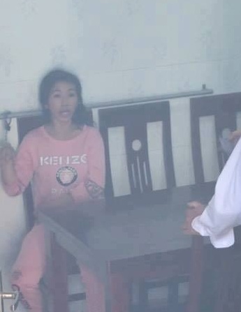 
Người phụ nữ lạ mặt đang bị cơ quan c&ocirc;ng an tạm giữ
