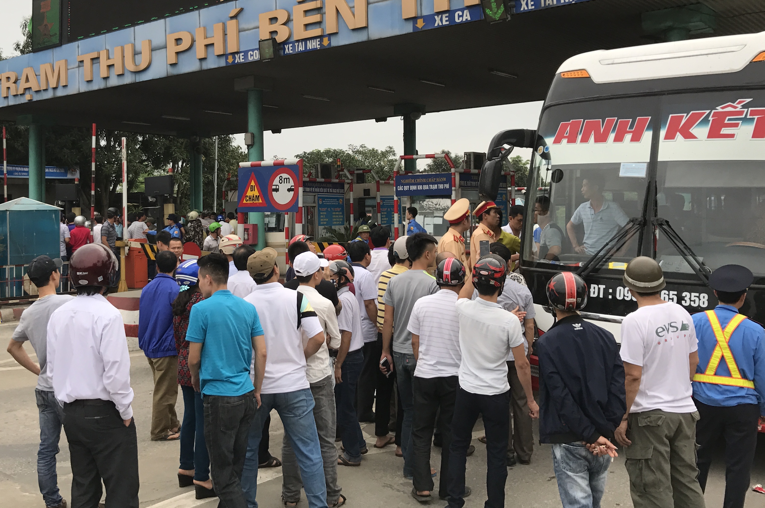 Người dân dùng tiền lẻ thanh toán khi qua trạm thu phí khiến giao thông trên quốc lộ 1A ùn tắc.