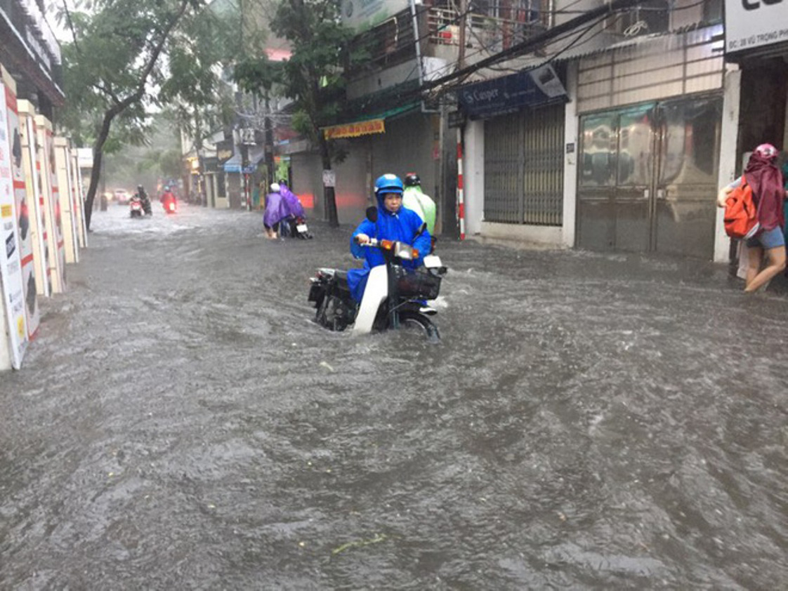 Phố Vũ Trọng Phụng (quận Thanh Xuân, Hà Nội) ngập sâu trong nước sau cơn mưa sáng 17-7 Ảnh: Nguyễn Hưởng