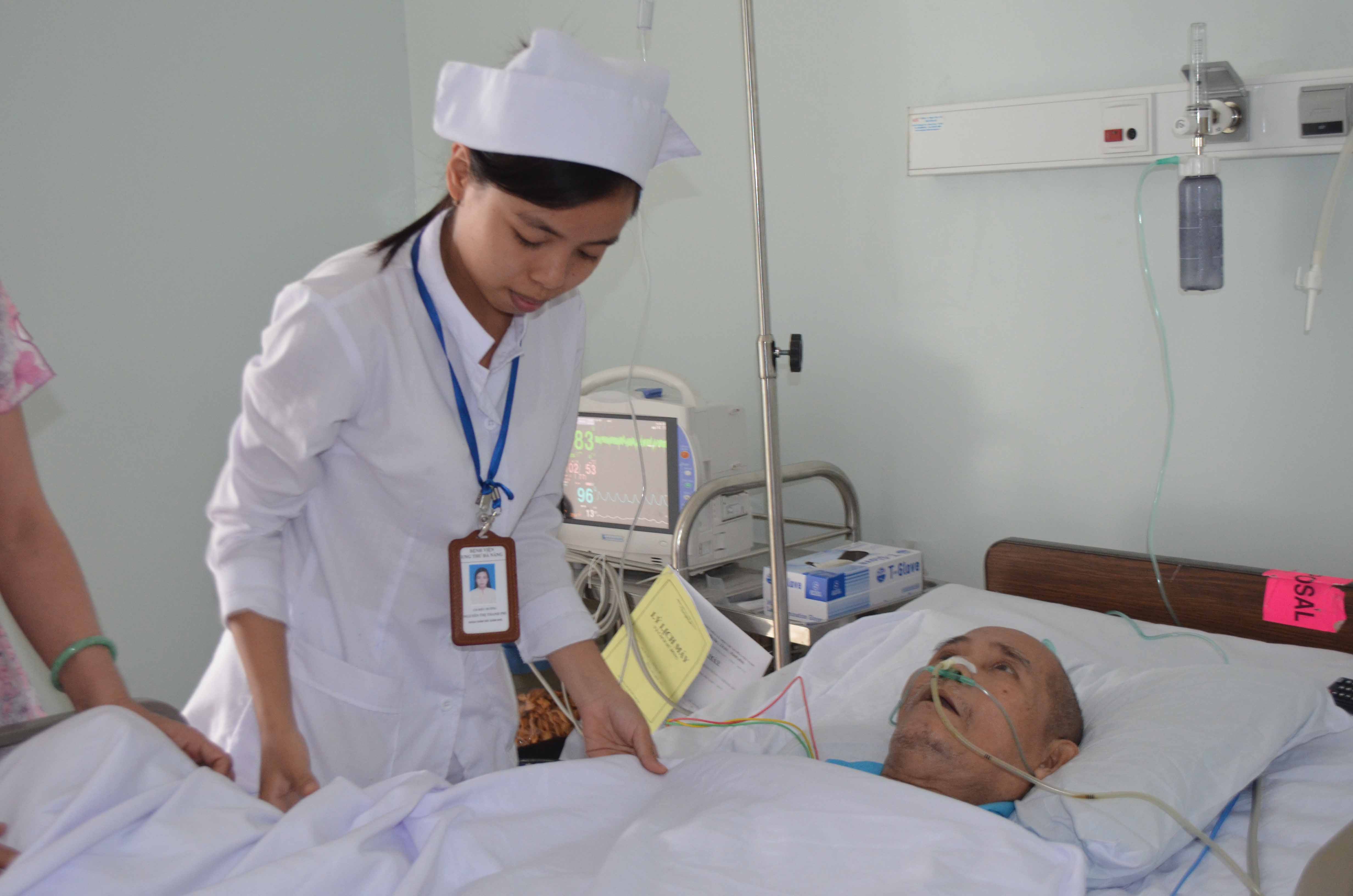Đoàn từ thiện tặng bệnh nhân ung thư sữa hết hạn