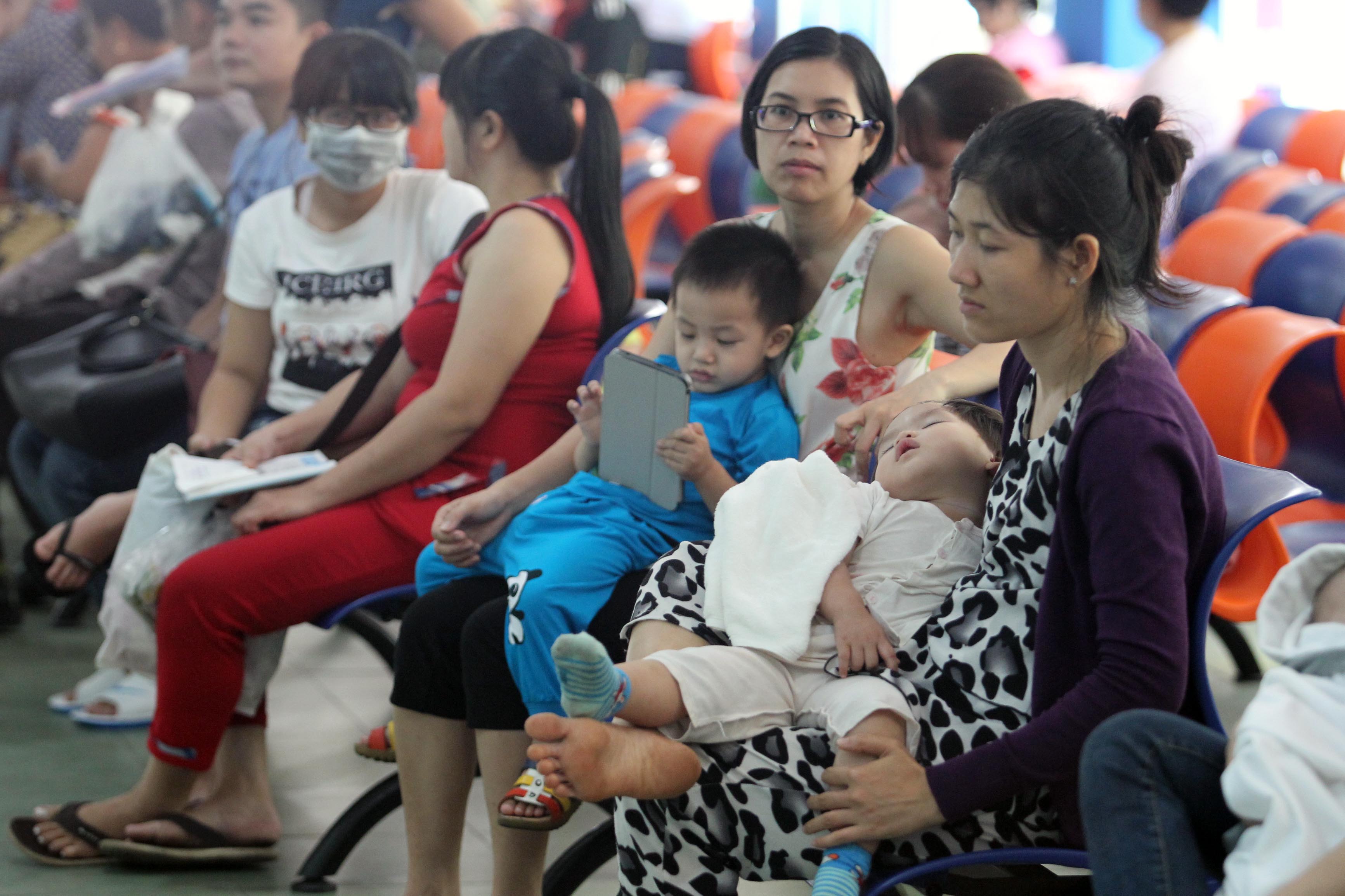 Nắng nóng: Người già, trẻ em đổ bệnh