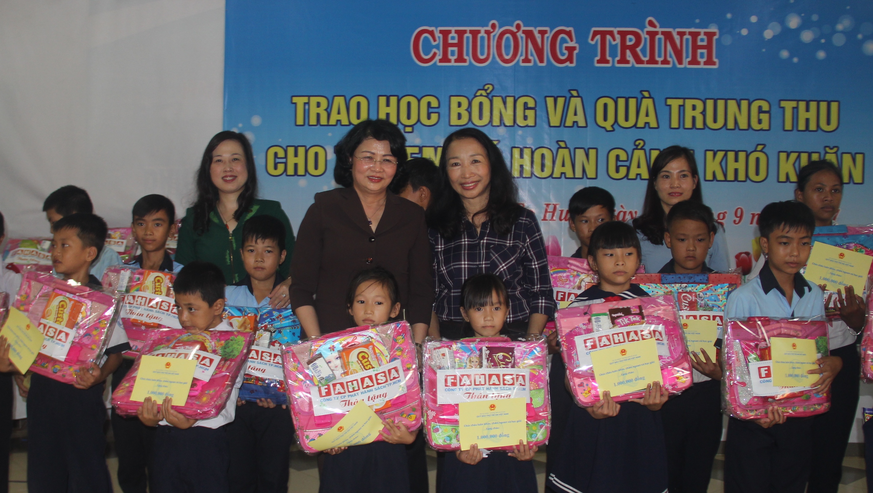 Phó Chủ tịch nước tặng quà trung thu cho trẻ em nghèo