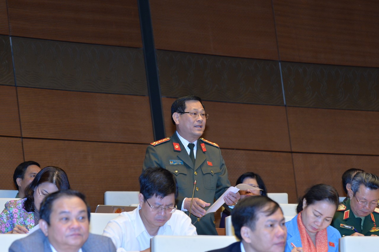 Băn khoăn về đặt máy chủ, tố cáo người đã nghỉ hưu