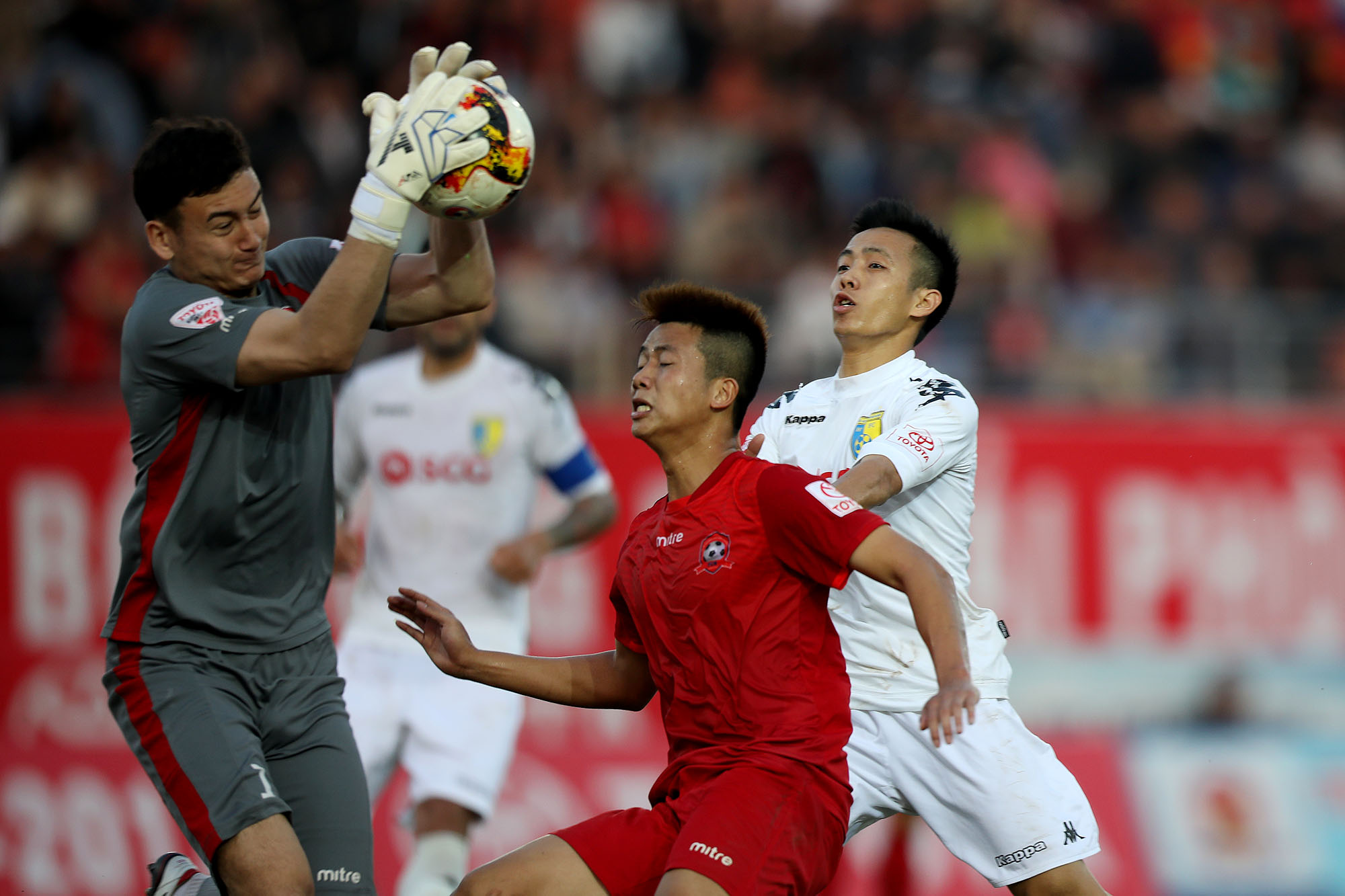 V-League đá 3 trận, nghỉ 2 tháng