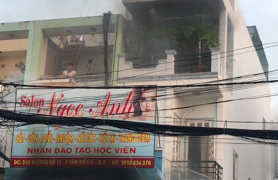 Giây phút tài xế xe tải tông sập cửa cứu căn nhà cháy - Ảnh 3.