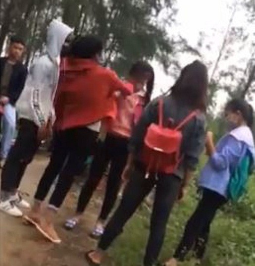 Xôn xao video clip 3 nữ sinh tát, đá tới tấp vào mặt bạn