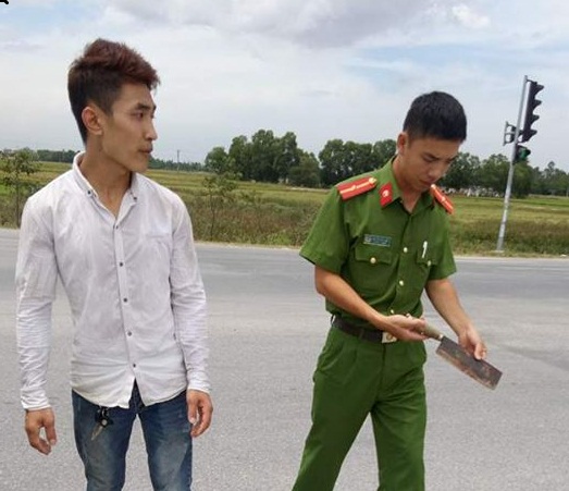 Va chạm giao thông, tài xế xe cứu thương cầm dao rượt chém người - Ảnh 2.
