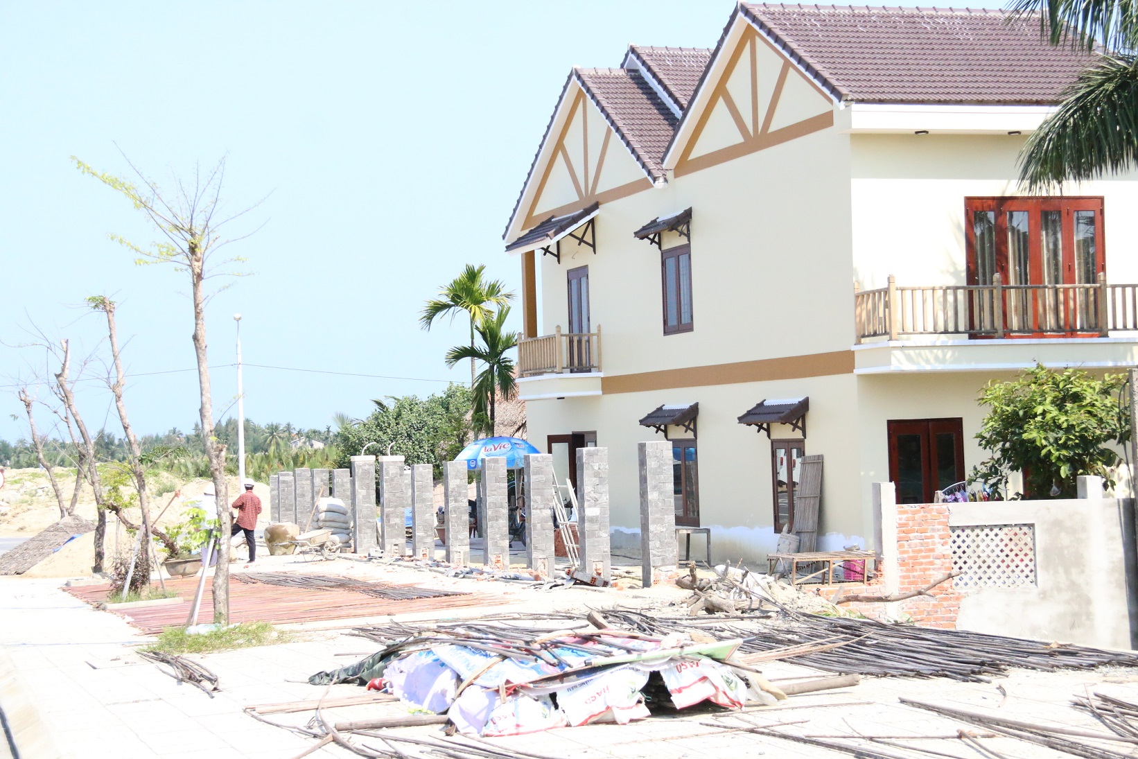 Công trình lấn chiếm đất công của ông Minh trước và sau khi tháo dỡ