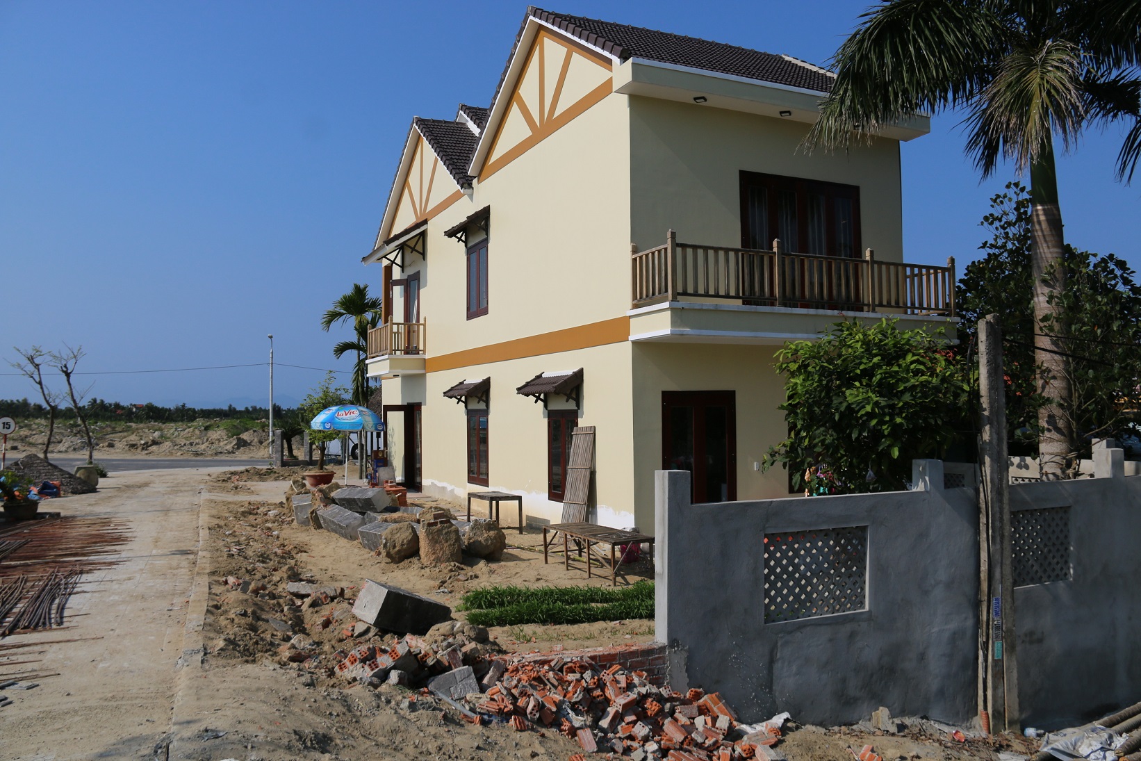 Cán bộ địa chính lấn chiếm đất công