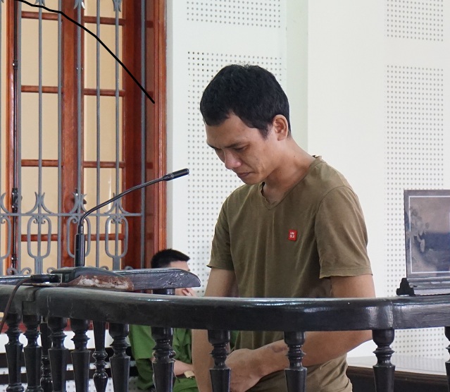 Bị cáo đâm chết người khóc nức nở trước khi tòa tuyên án
