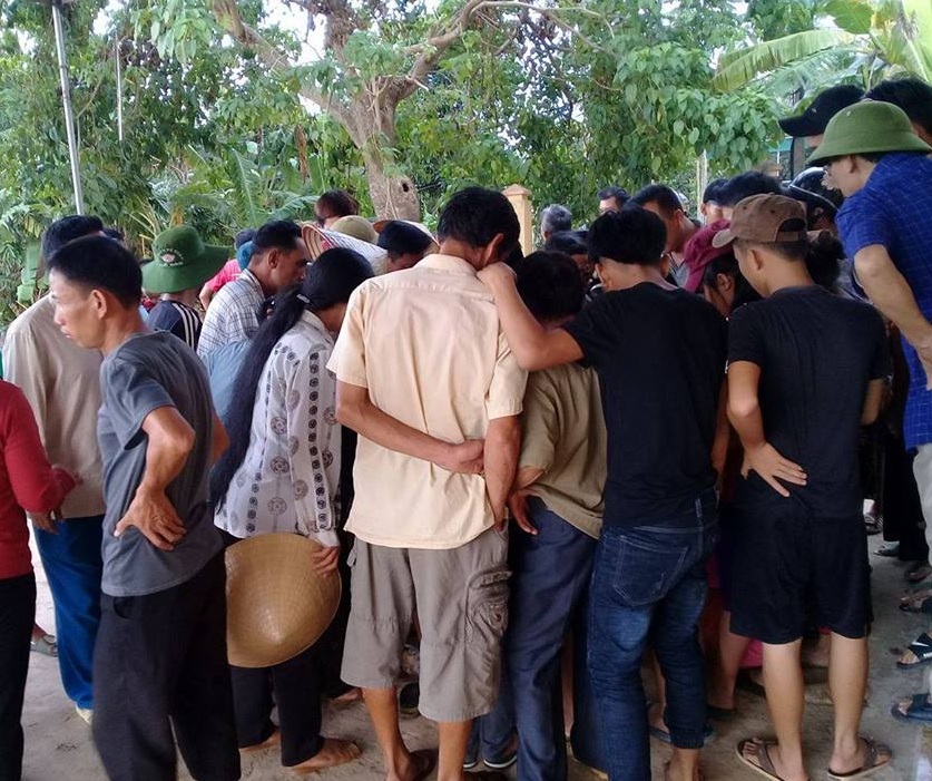 K&eacute;o nhau đi xem r&ugrave;a khủng nặng gần 16 kg c&oacute; v&acirc;n v&agrave;ng b&ograve; về l&agrave;ng - Ảnh 2.
