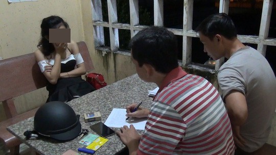 Bắt quả tang 5 cặp đôi đang "hành lạc" trong nhà nghỉ
