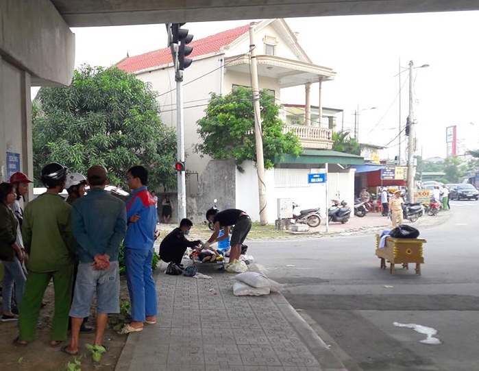 Thăm bà ngoại về, bố và con gái 8 tuổi bị xe tải tông tử vong