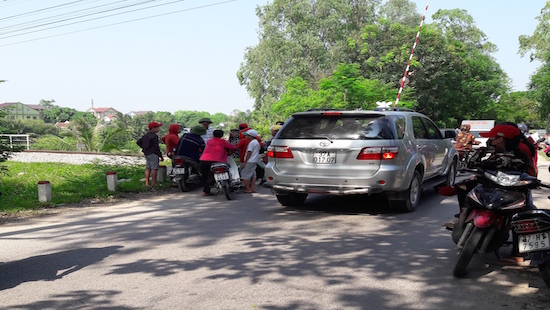 Xe m&aacute;y ở b&ecirc;n đường, thi thể c&ocirc; g&aacute;i nổi dưới s&ocirc;ng - Ảnh 1.
