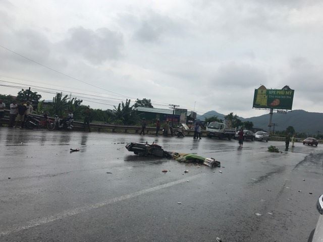 Thi thể người đàn ông lõa thể bị thương ở ngực trên quốc lộ