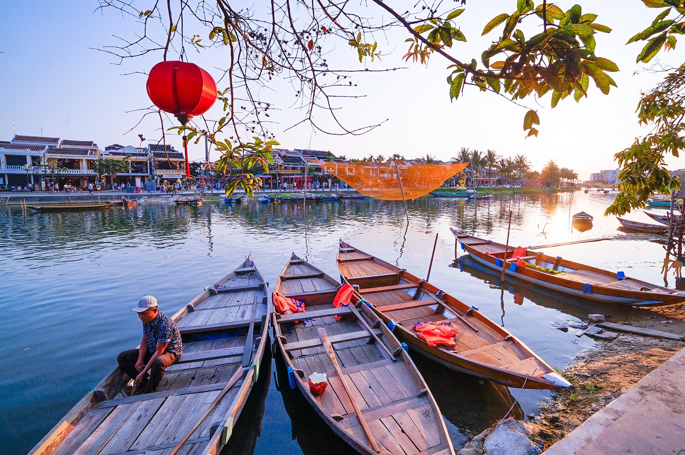 Người Hội An phải dừng xe, ngả mũ cúi chào khi gặp đám tang