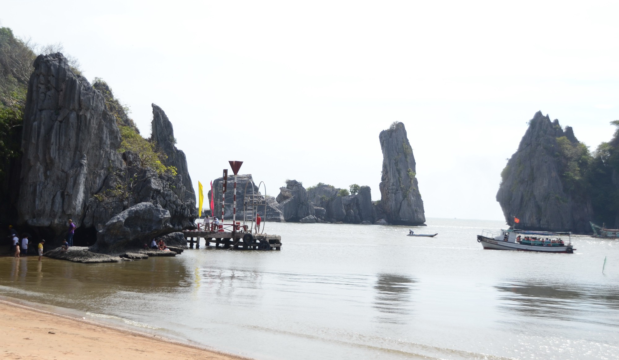 Hòn Phụ Tử đìu hiu như... chợ chiều ngày cuối năm