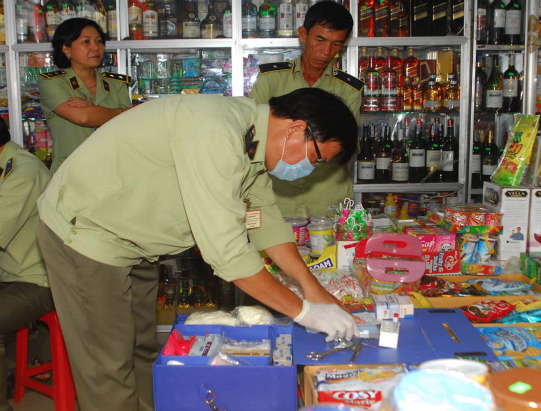 
Kiểm tra thực phẩm được tăng cường v&agrave;o c&aacute;c dịp lễ, tết (ảnh: SKĐS)
