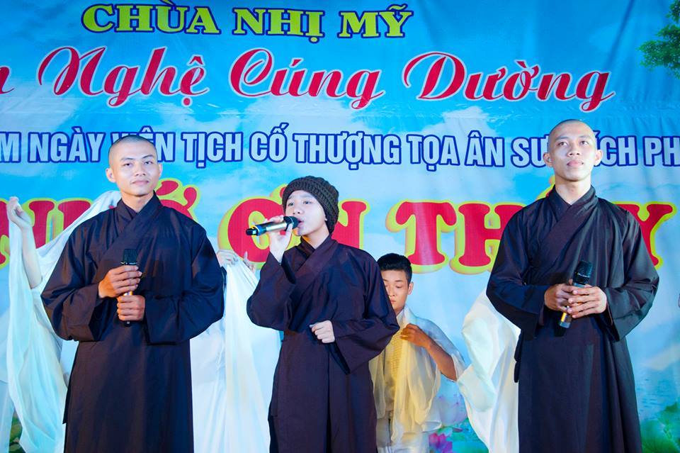 Ở tịnh thất có nhiều “nhà sư” hát rất hay