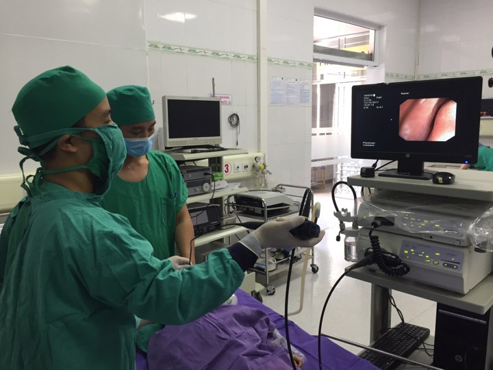 Bé 7 tháng tuổi suýt chết vì sặc bột