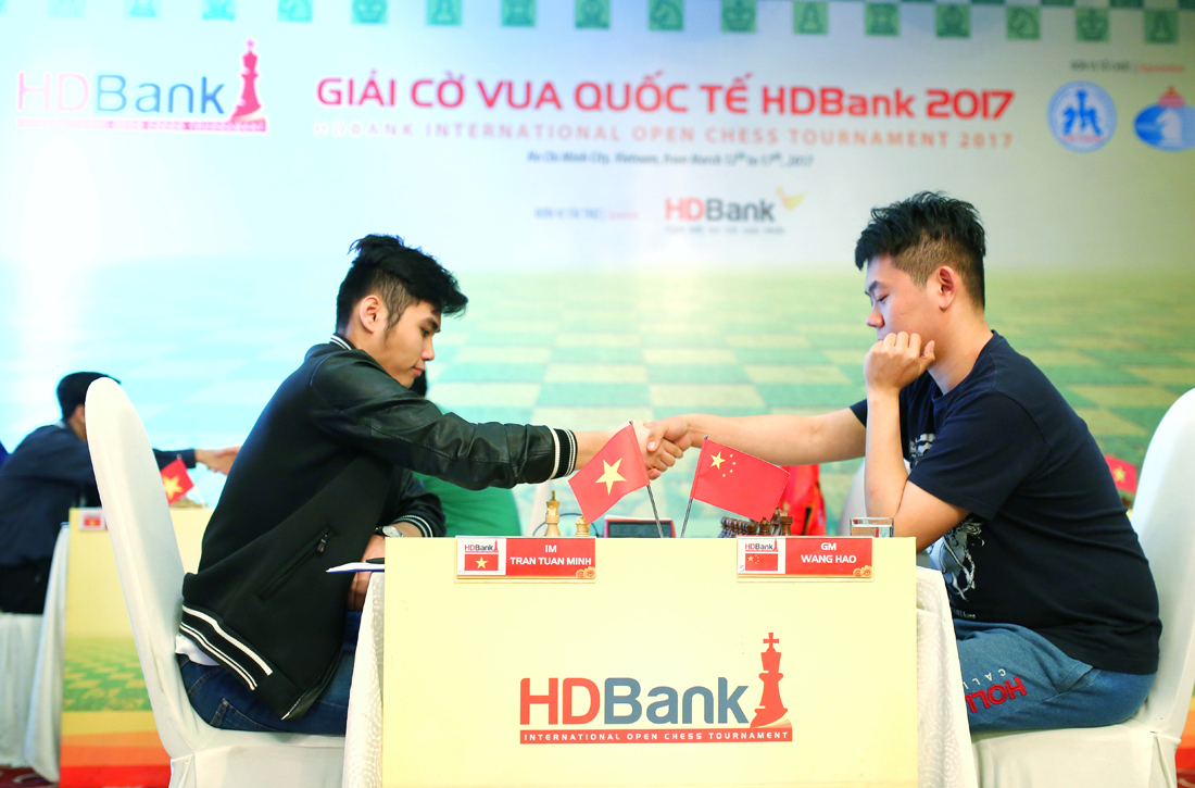 Trần Tuấn Minh cầm h&ograve;a ĐKT Wang Hao của Trung Quốc tại HDBank 2017