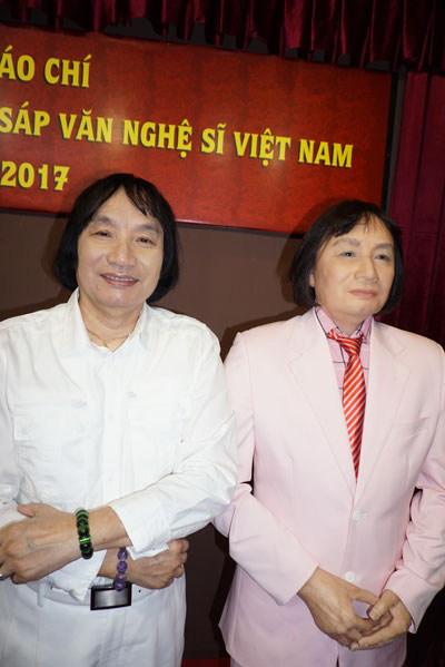 Nghệ sĩ Minh Vương b&ecirc;n bức tượng s&aacute;p của &ocirc;ng