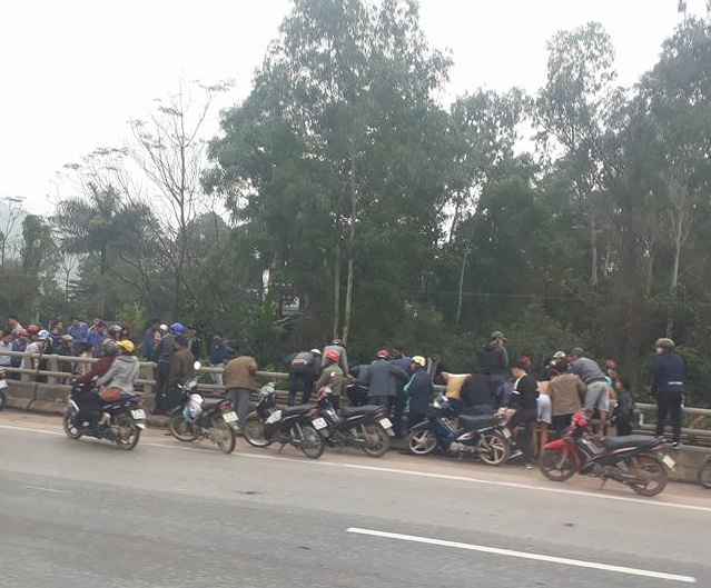 Xe máy lao vào ki-ốt bên đường, 2 người thương vong