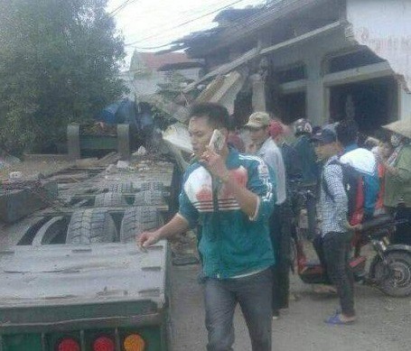 Xe đầu kéo nổ lốp lao vào hiệu thuốc, 2 người thương vong