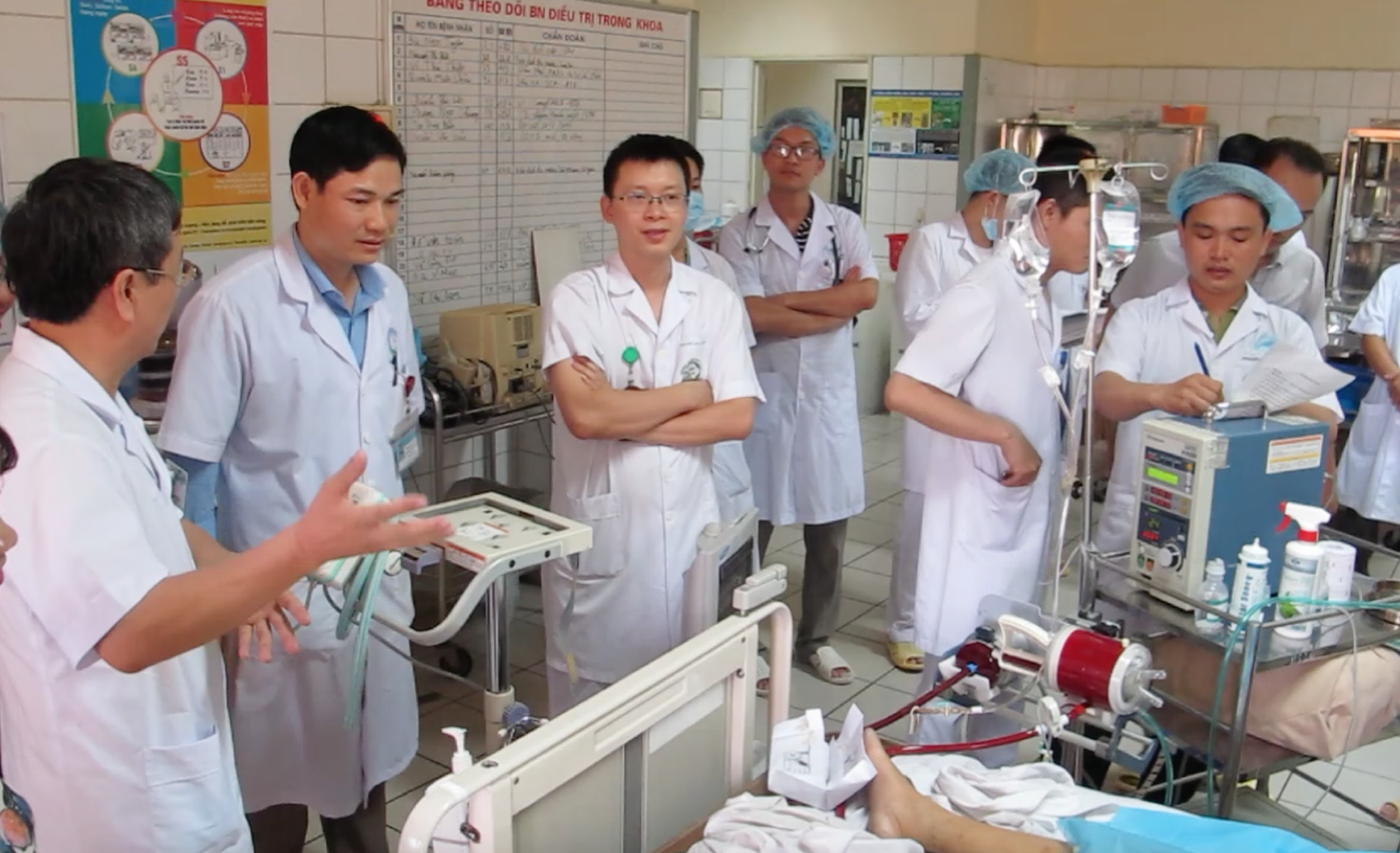 Bác sĩ bất ngờ với chất cực độc trong nước chạy thận ở Hoà Bình