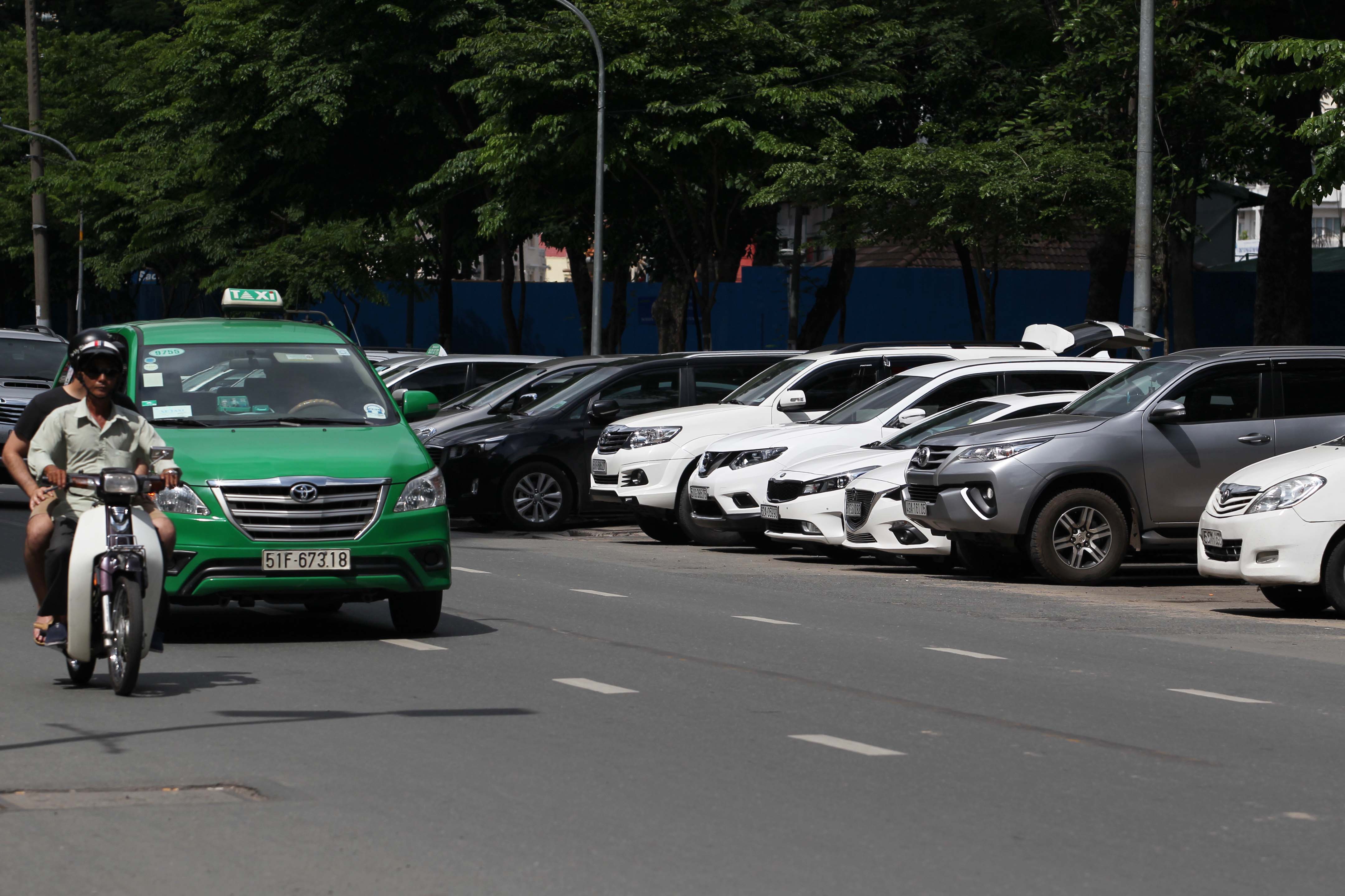 Sắp thu đại trà phí lòng đường, vỉa hè?