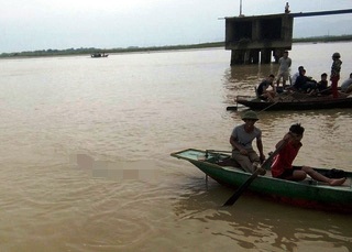 Đứng trên cầu, đôi nam nữ bất ngờ gieo mình xuống sông