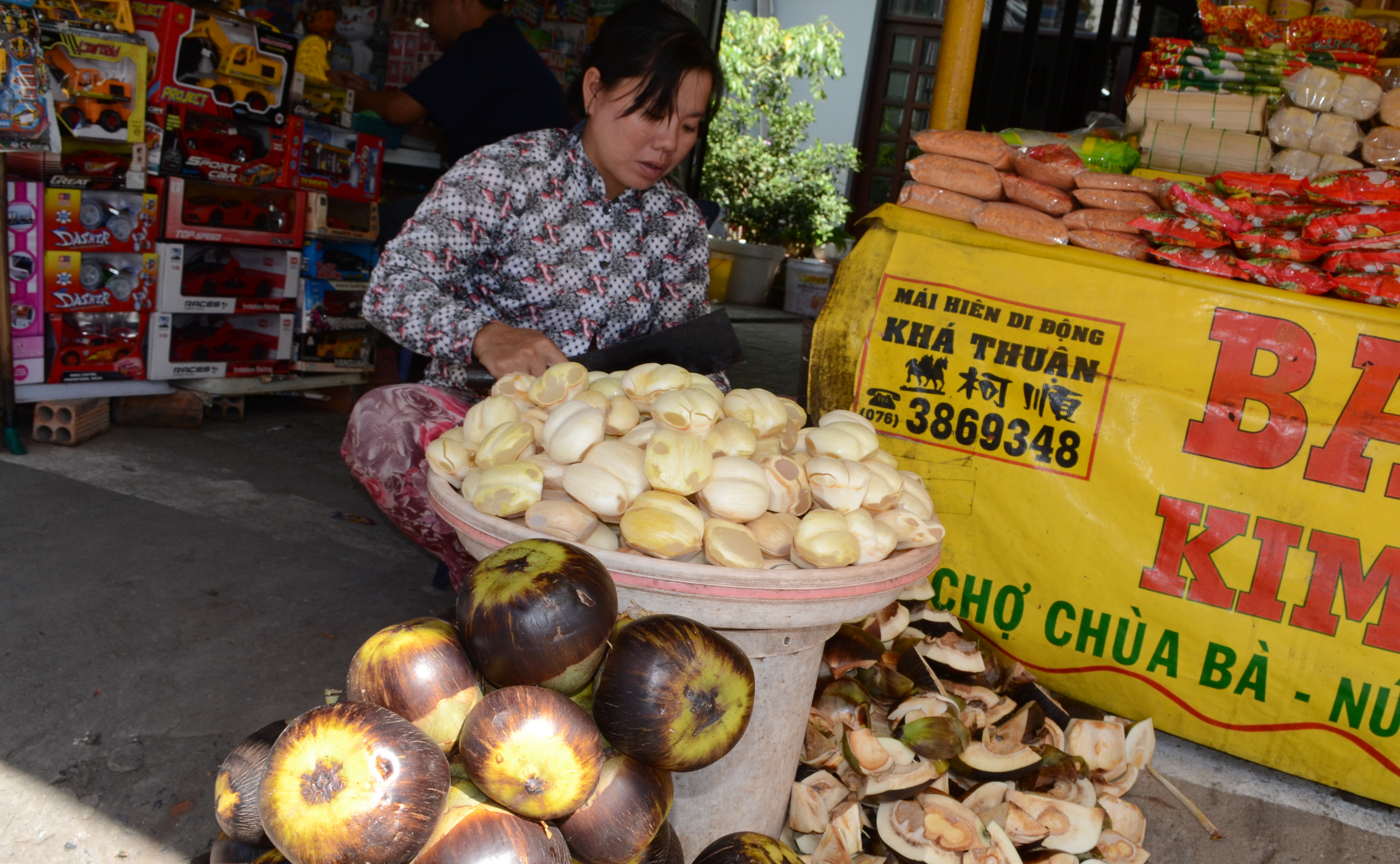 Đặc sản thốt nốt của vùng Bảy Núi cũng có mặt tại đây để phục vụ khách với giá chỉ 30.000 đồng/kg.