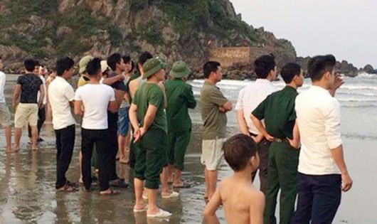 Chụp ảnh kỷ yếu, 2 nam sinh lớp 12 bị sóng biển cuốn mất tích