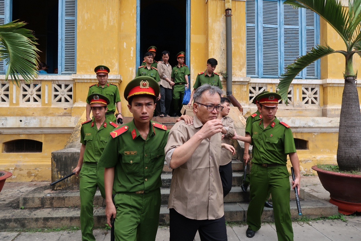 Tiếp tay buôn lậu, hàng chục nguyên cán bộ hải quan lãnh án