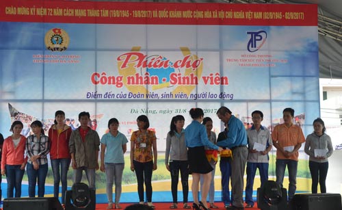 60 gian hàng phục vụ phiên chợ công nhân