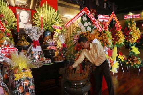 &Ocirc;ng Trần Đo&agrave;n Trung, Ph&oacute; Chủ tịch LĐLĐ TP HCM, thắp hương tưởng niệm B&aacute;c T&ocirc;n