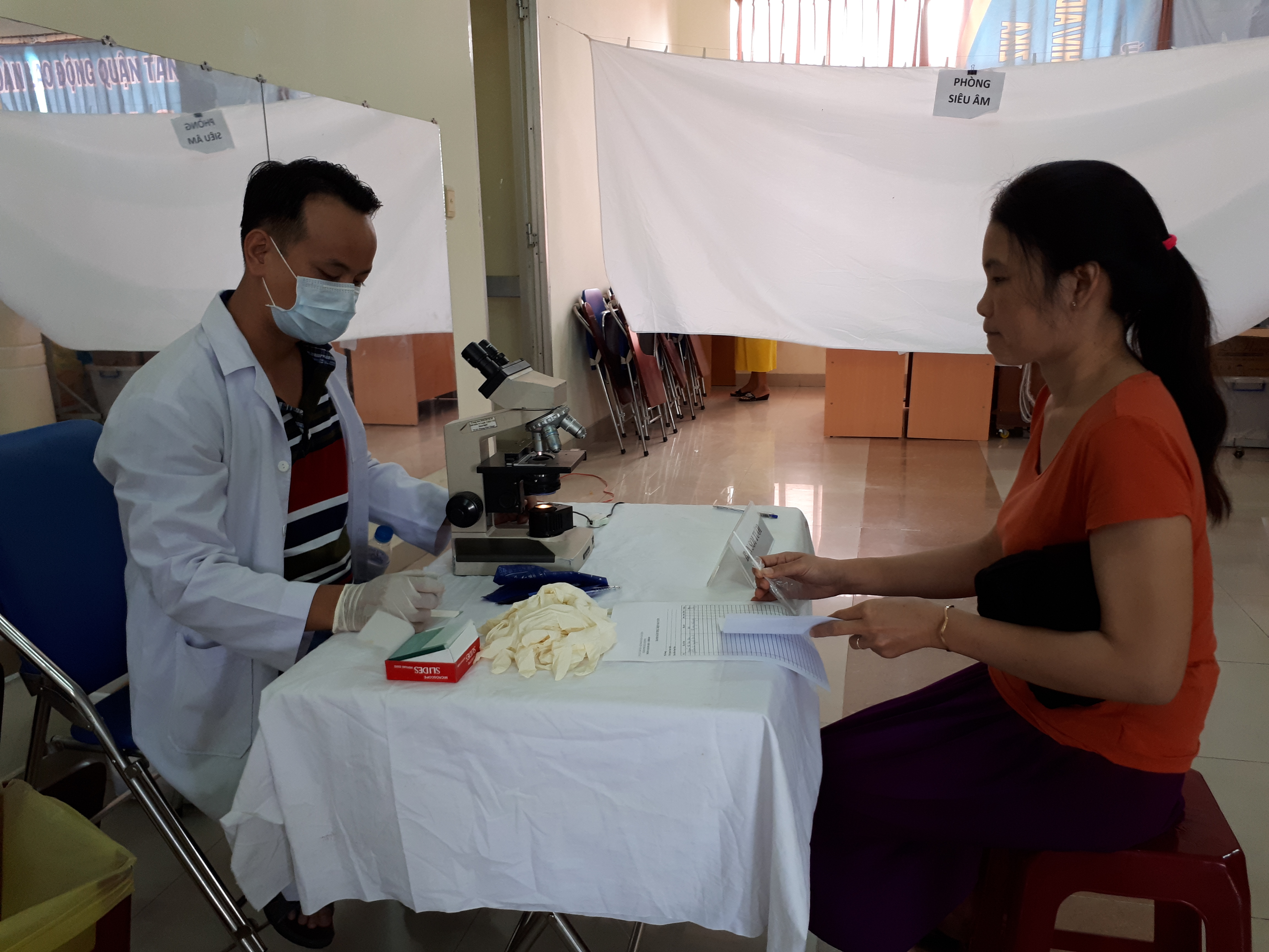 Chăm s&oacute;c sức khỏe cho 300 lao động nữ - Ảnh 1.