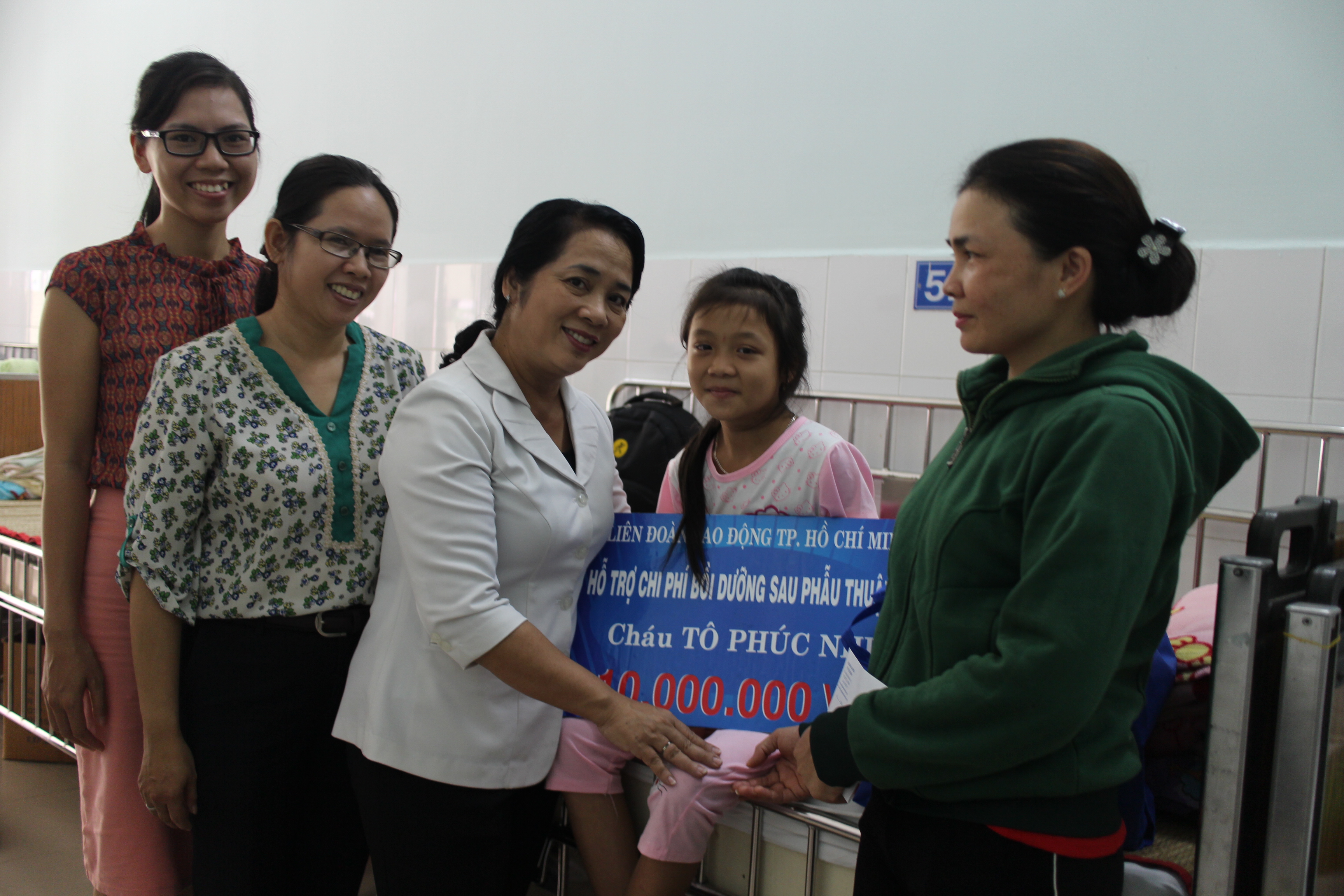 Thăm con công nhân phẫu thuật tim - Ảnh 1.