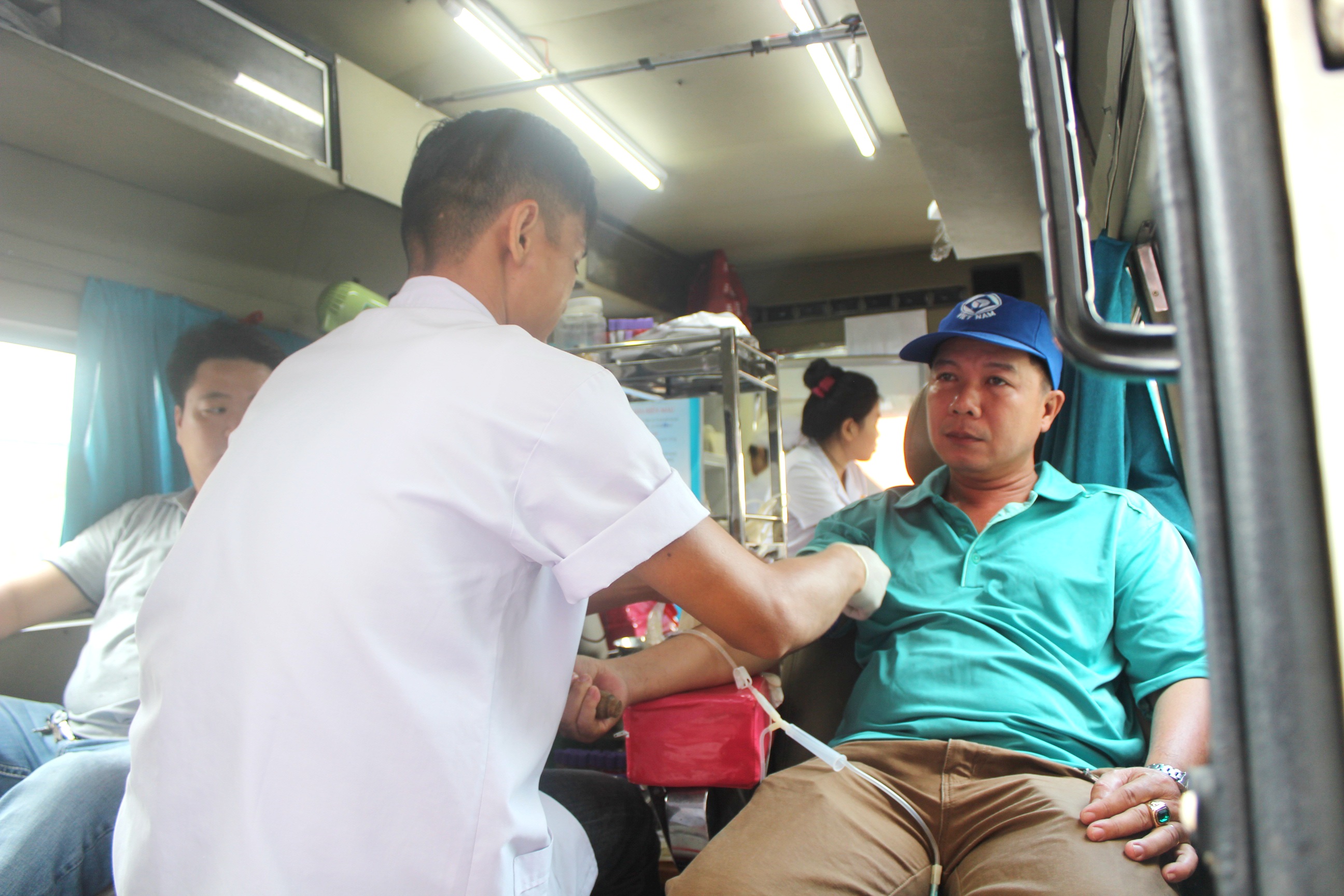 300 CNVC-LĐ hiến máu tình nguyện