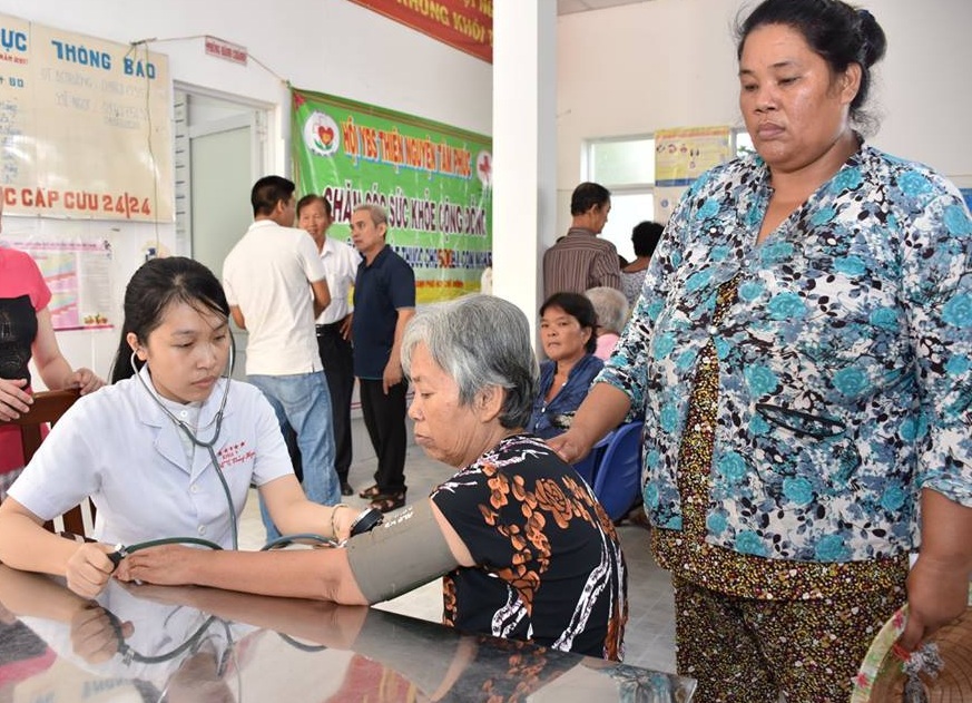 Khám bệnh cho người dân xã đảo