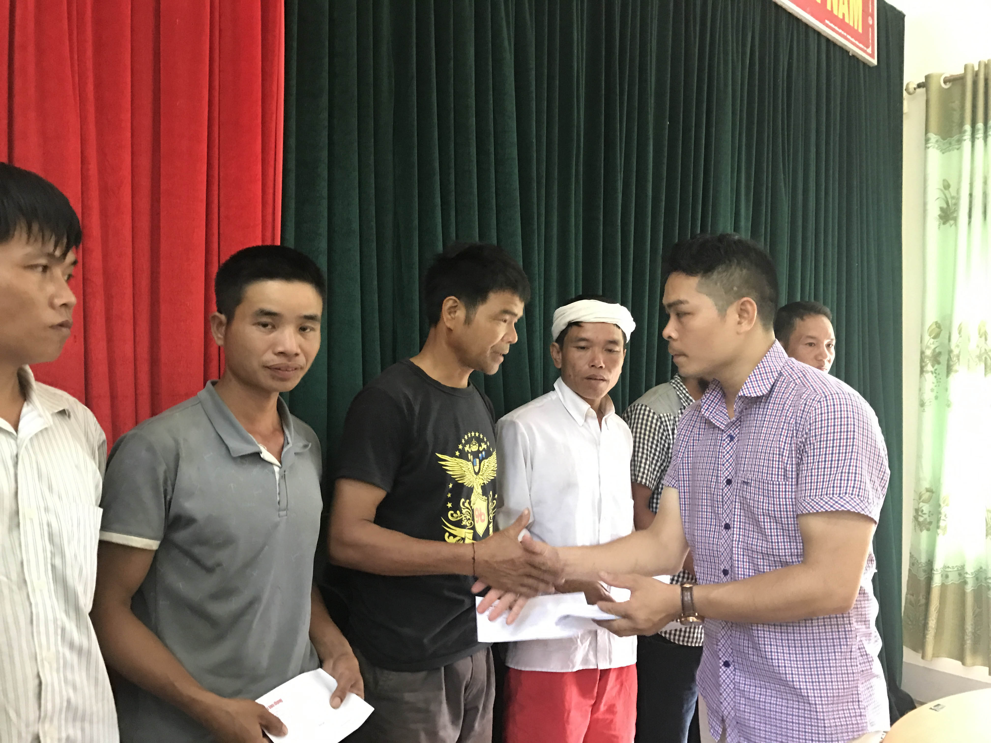 Báo Người Lao Động trao 105 triệu đồng hỗ trợ người dân vùng lũ