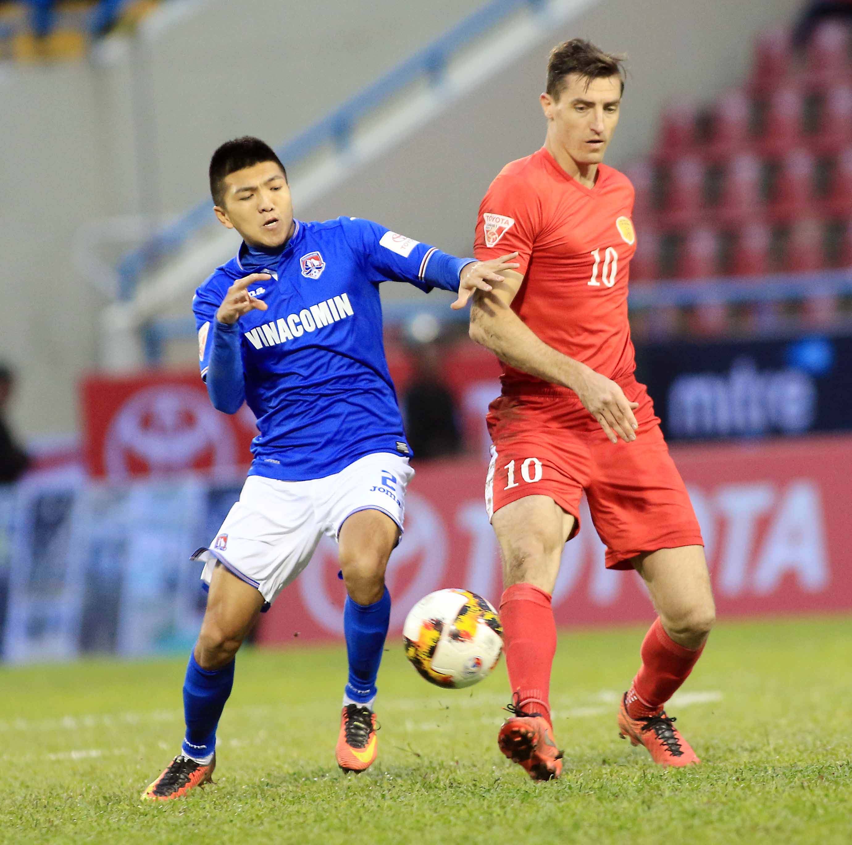 Dyachenko (10) c&oacute; cơ hội mở tỉ số cho CLB TP HCM nhưng lại dứt điểm dội x&agrave; khung th&agrave;nh Than Quảng Ninh Ảnh: Hải Anh