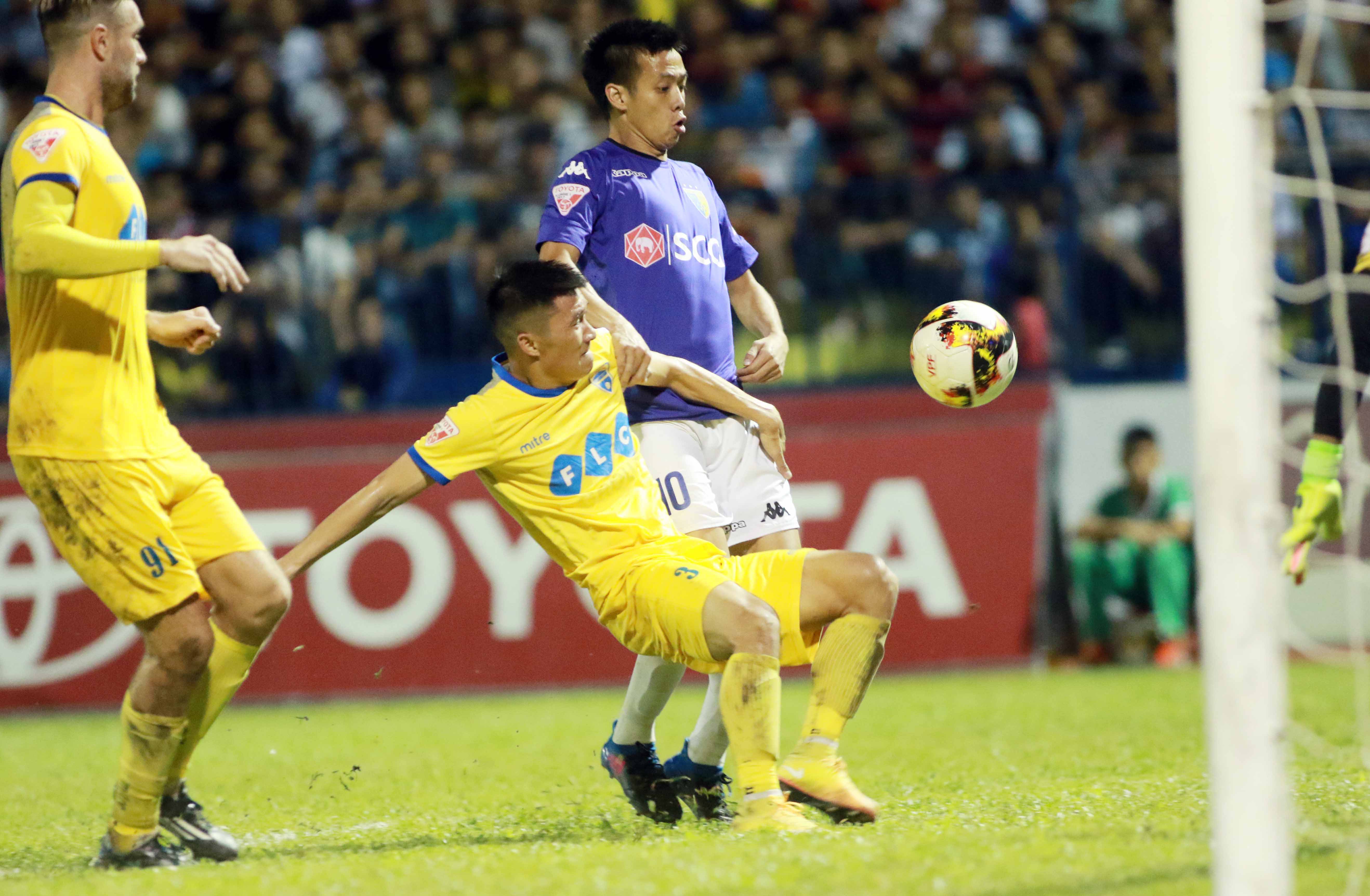 Cờ v&ocirc; địch rời tay Thanh H&oacute;a - Ảnh 1.