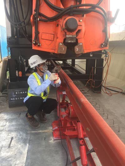 Xây lắp đường ray metro đầu tiên