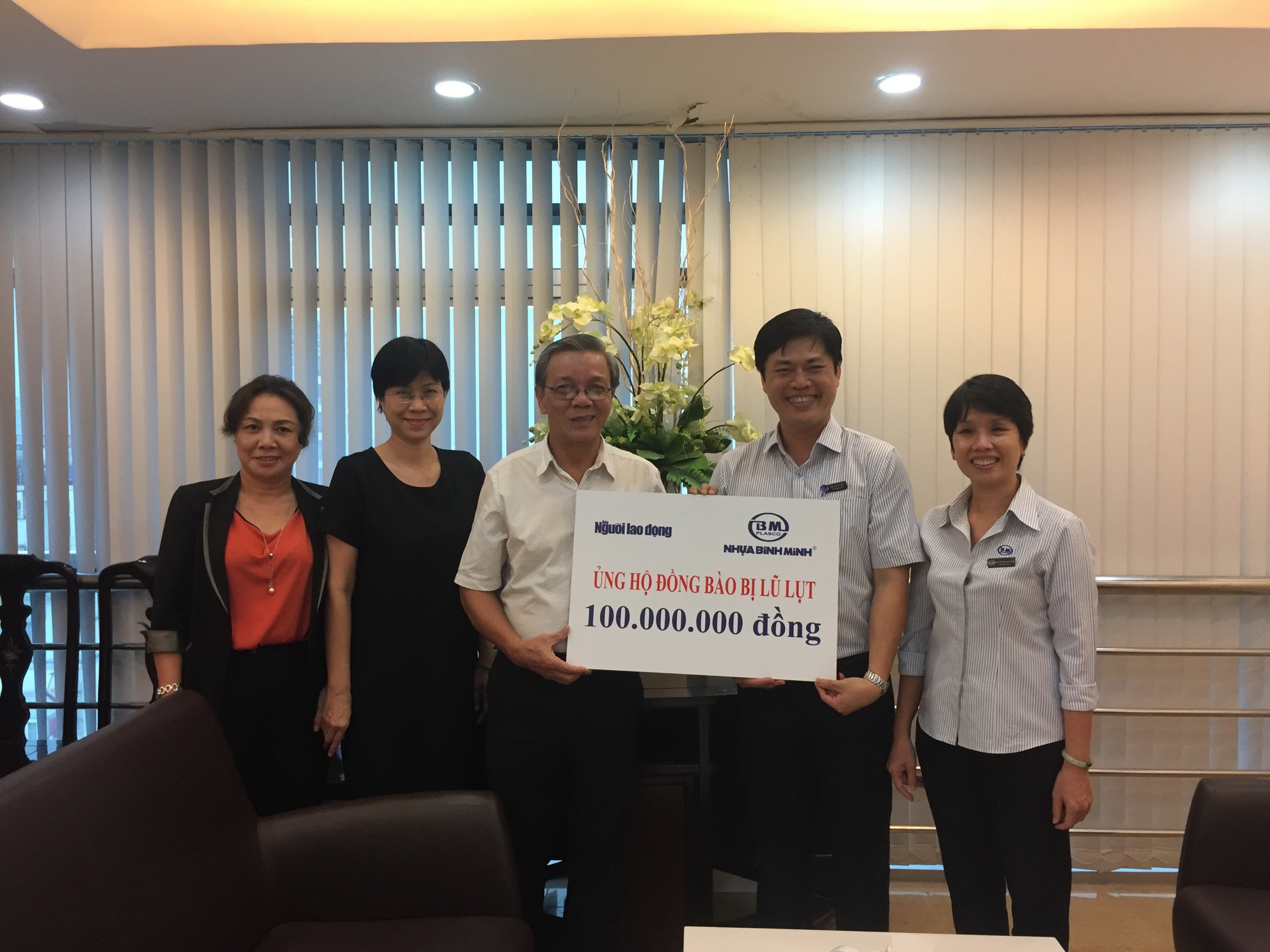 Trao 100 triệu đồng cho người dân bị thiên tai