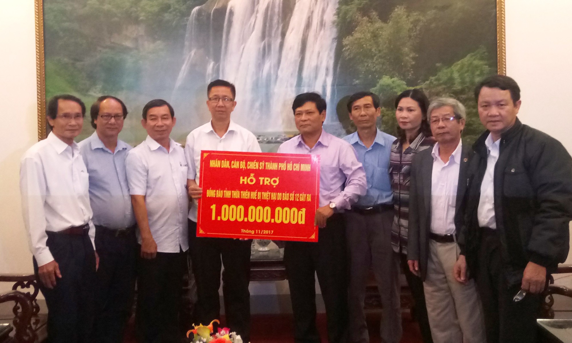 Đo&agrave;n c&ocirc;ng t&aacute;c TP HCM hỗ trợ 3 tỉ đồng cho 3 tỉnh miền Trung - Ảnh 6.