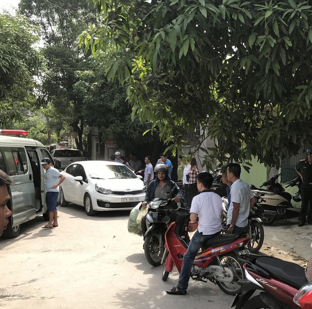 Nam thanh niên chết trong tư thế treo cổ, chân chạm đất
