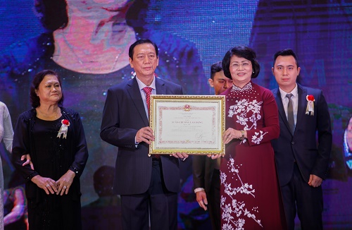 B&agrave; Đặng Thị Ngọc Thịnh, Ph&oacute; Chủ tịch nước, trao Hu&acirc;n chương Lao động hạng 2 cho &ocirc;ng Trương Ty - Tổng Gi&aacute;m đốc C&ocirc;ng ty Nệm Vạn Th&agrave;nh
